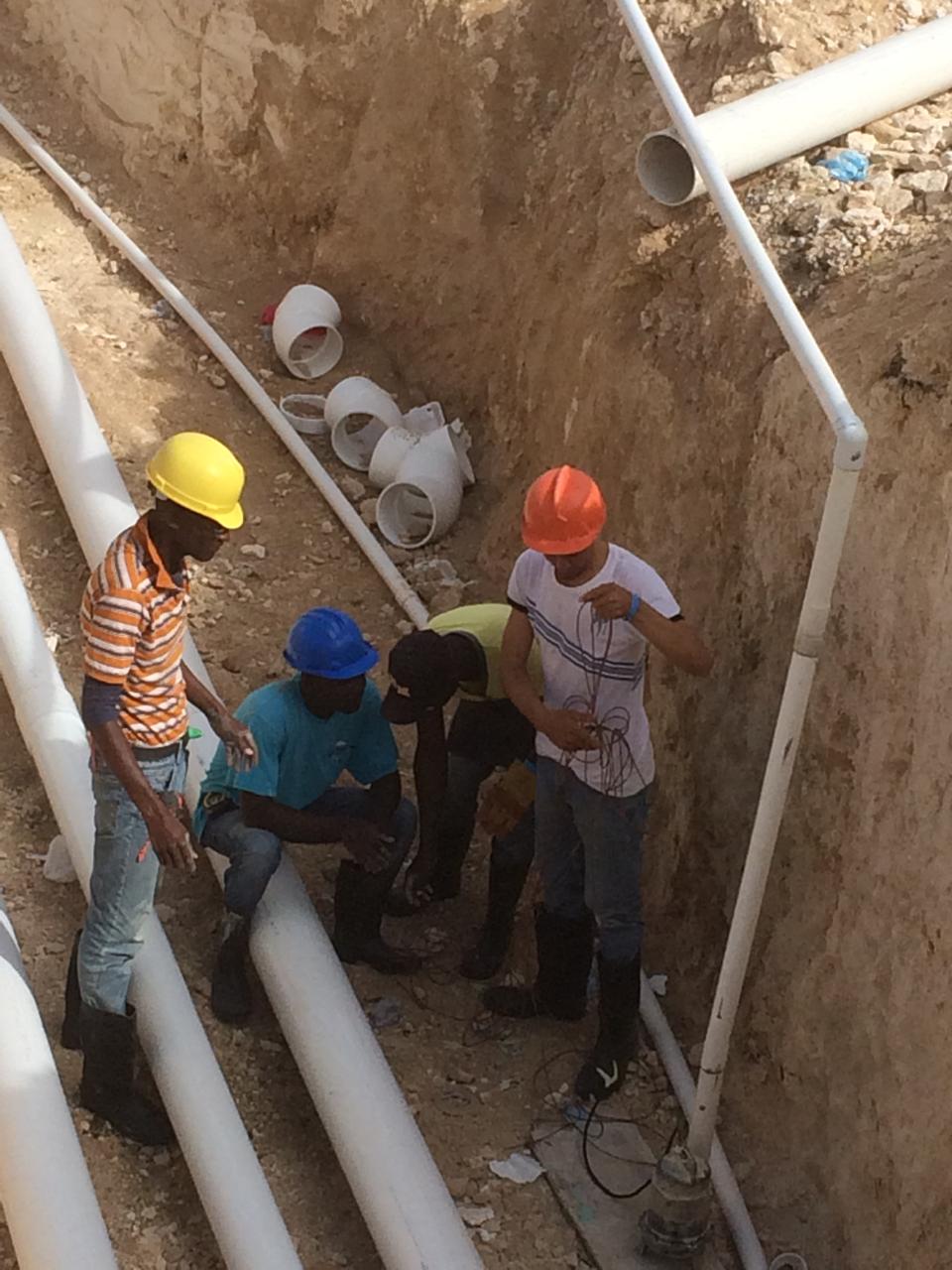 Equipo de Multi Servicio Peralta trabajando en una instalación de tuberías